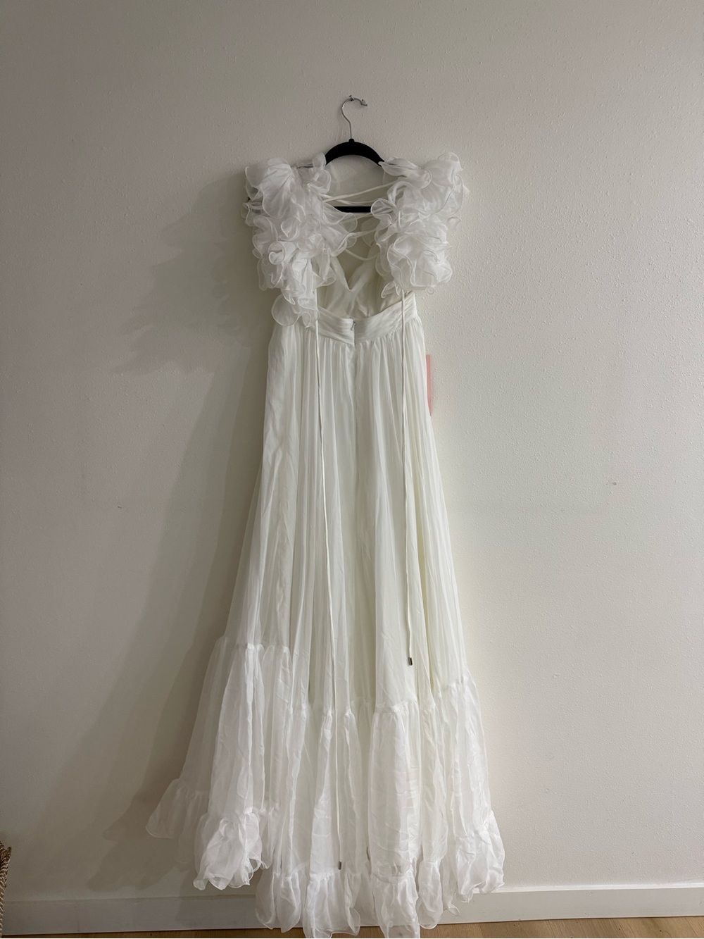 Elegant White Maxi Dress with Floral Shoulder Detail - Picture 5 of 7